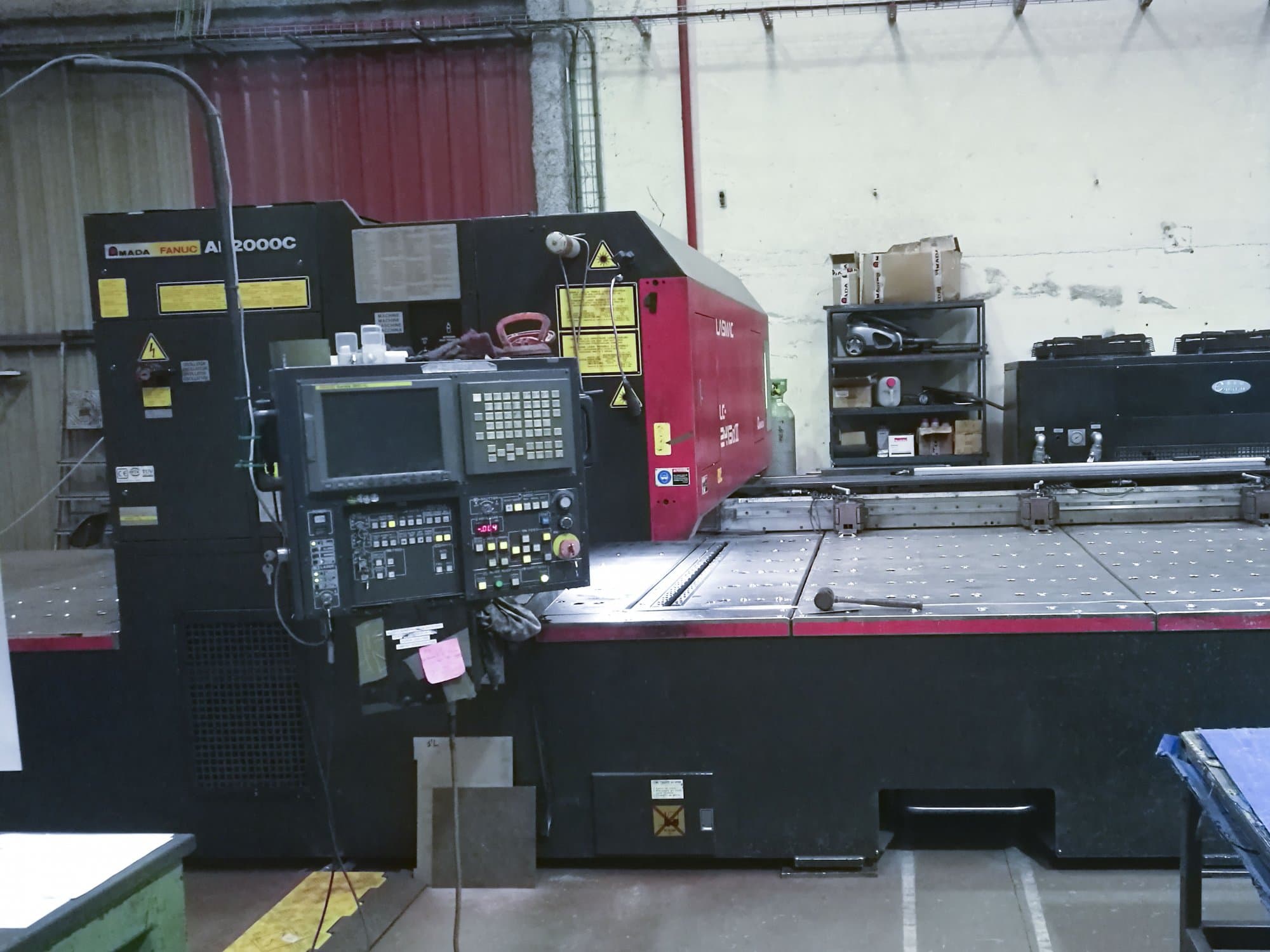 Vista frontal de la máquina AMADA LC 2415 α3