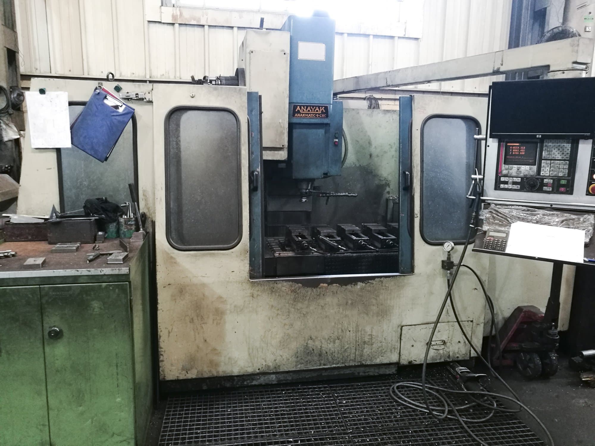 Vista frontal de la máquina ANAYAK ANAK MATIC-9 CNC