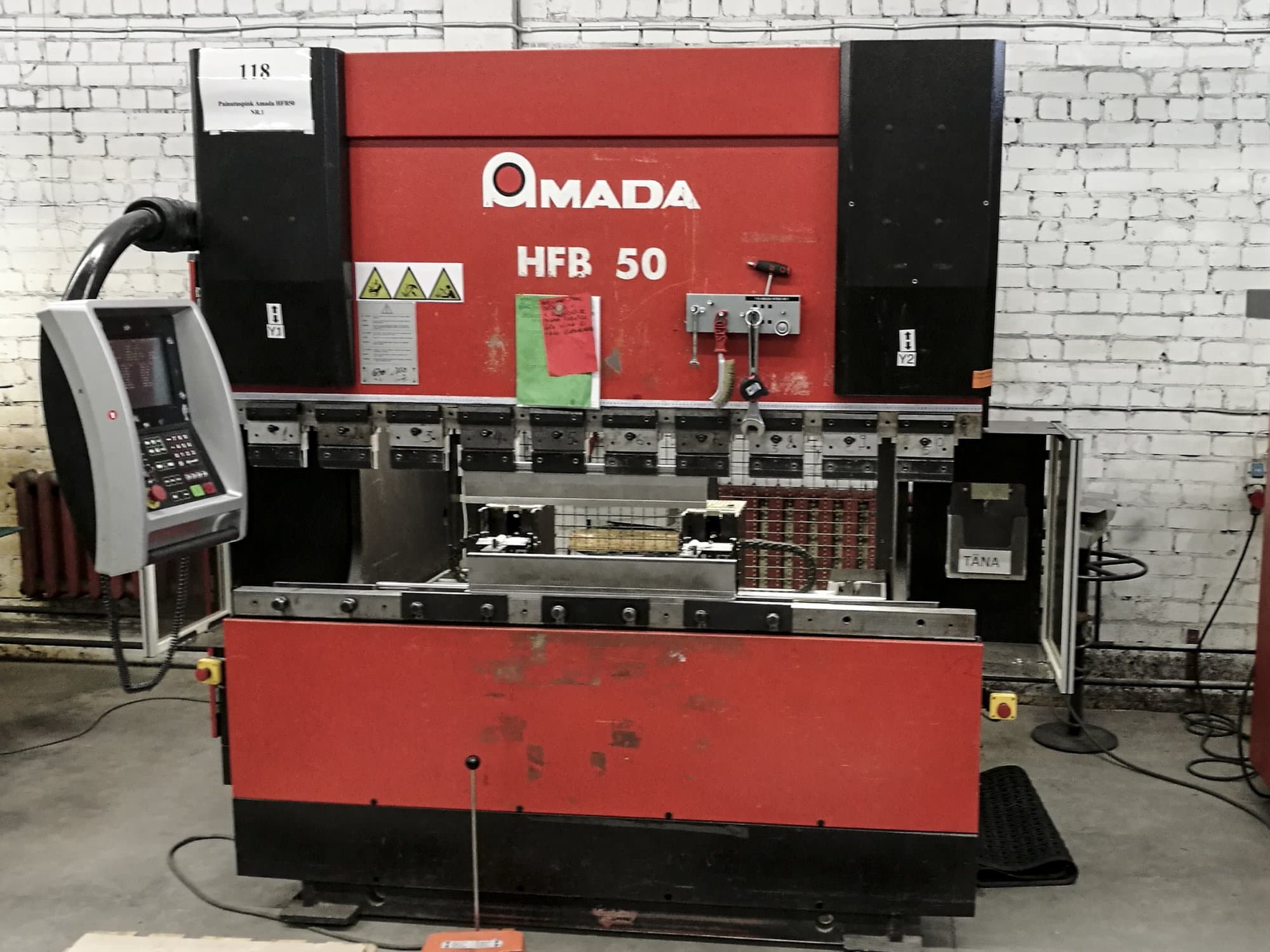 Vista frontal de la máquina AMADA HFB 50