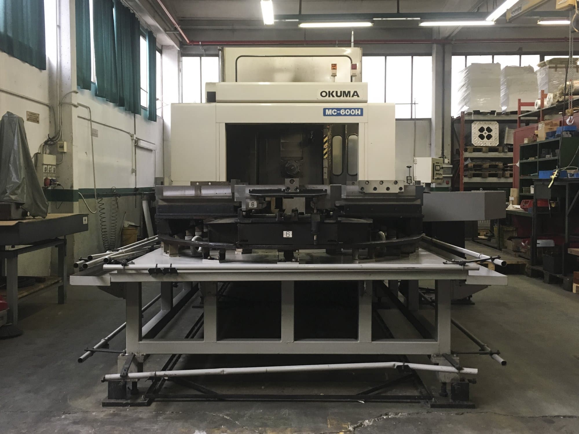 Vista frontal de la máquina Okuma MC-600H