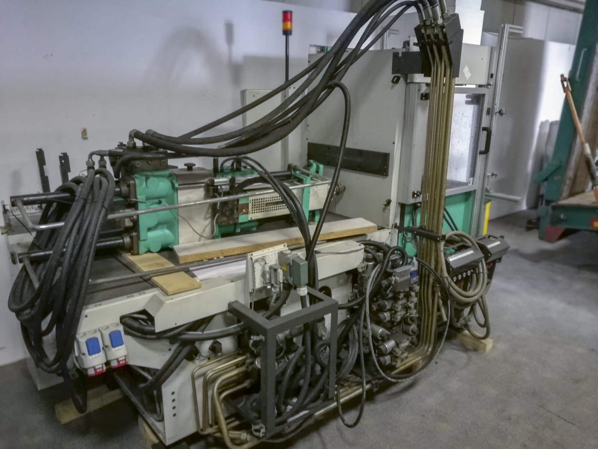 Vista frontal de la máquina Arburg 420C 800-250