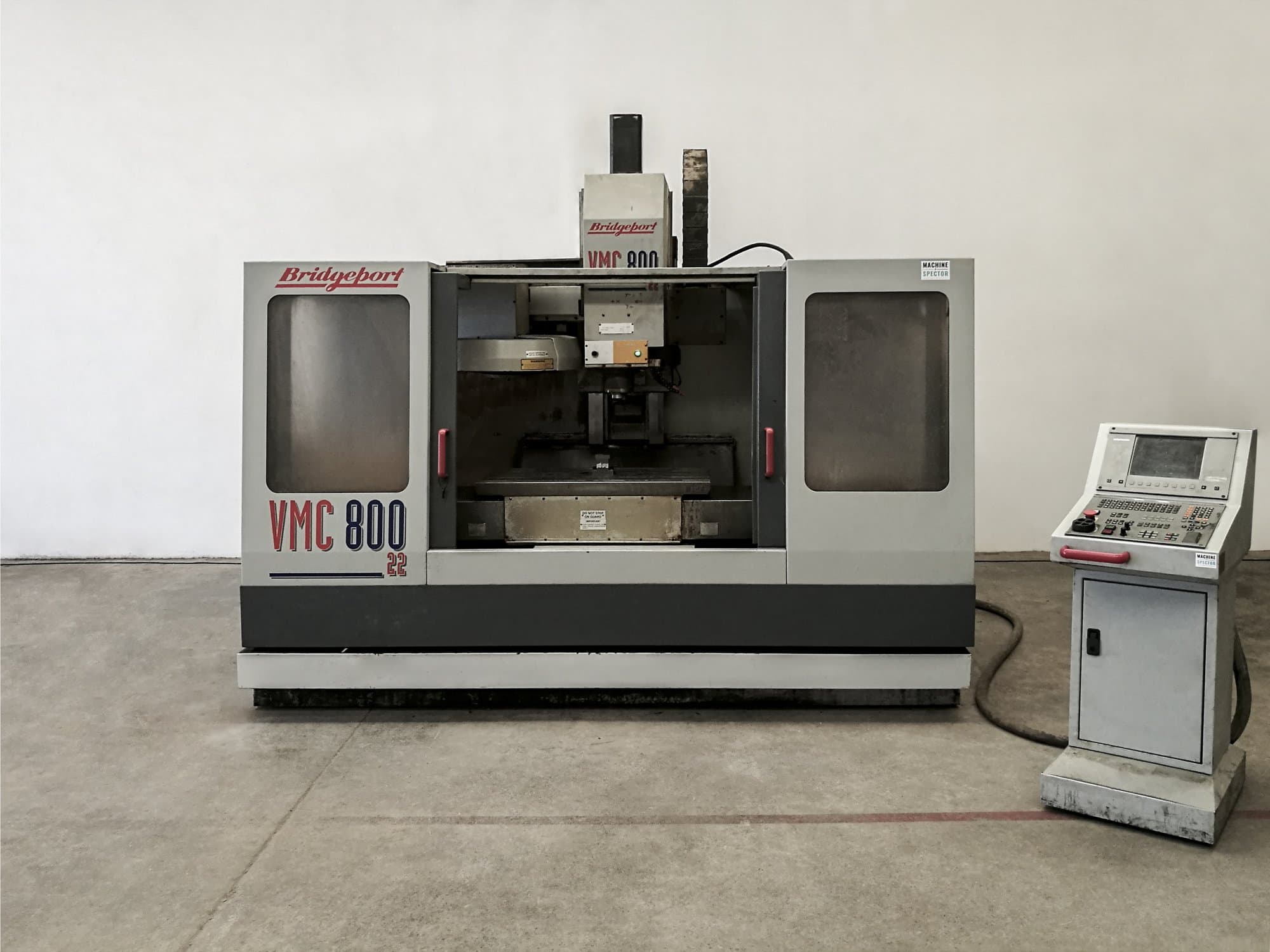 Vista frontal de la máquina Bridgeport VMC 800.22