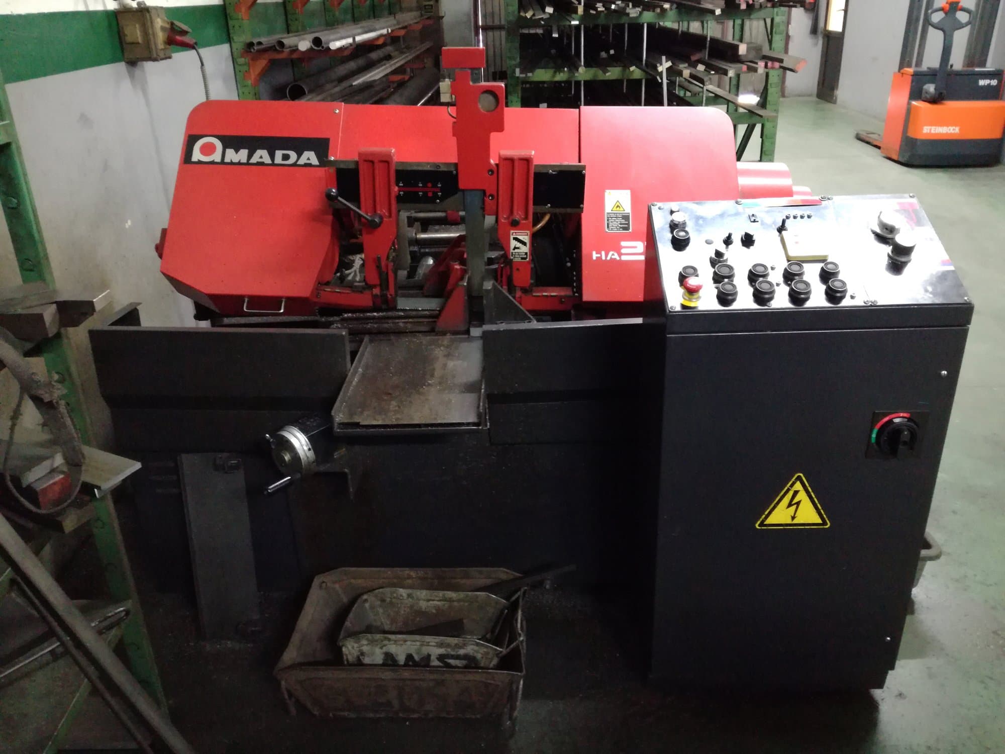 Vista frontal de la máquina AMADA HA-250W
