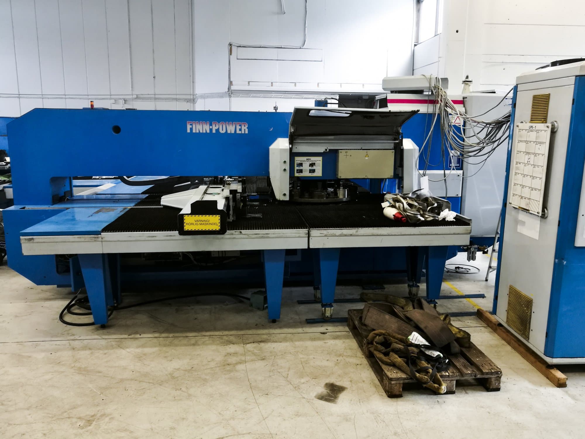 Vista frontal de la máquina Finn-Power LP6 SB