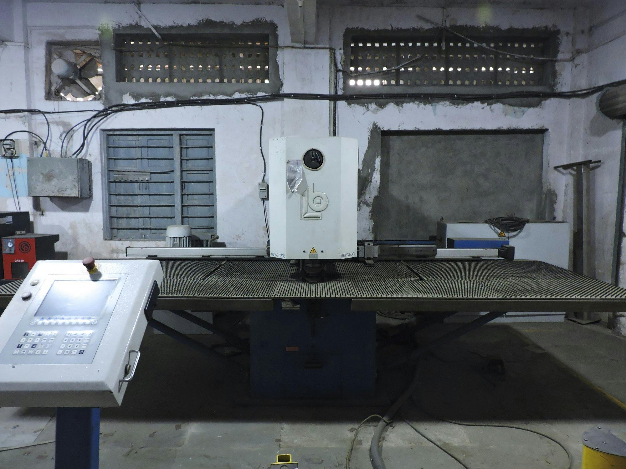 Vista frontal de la máquina Boschert Compact 750 CNC / Z