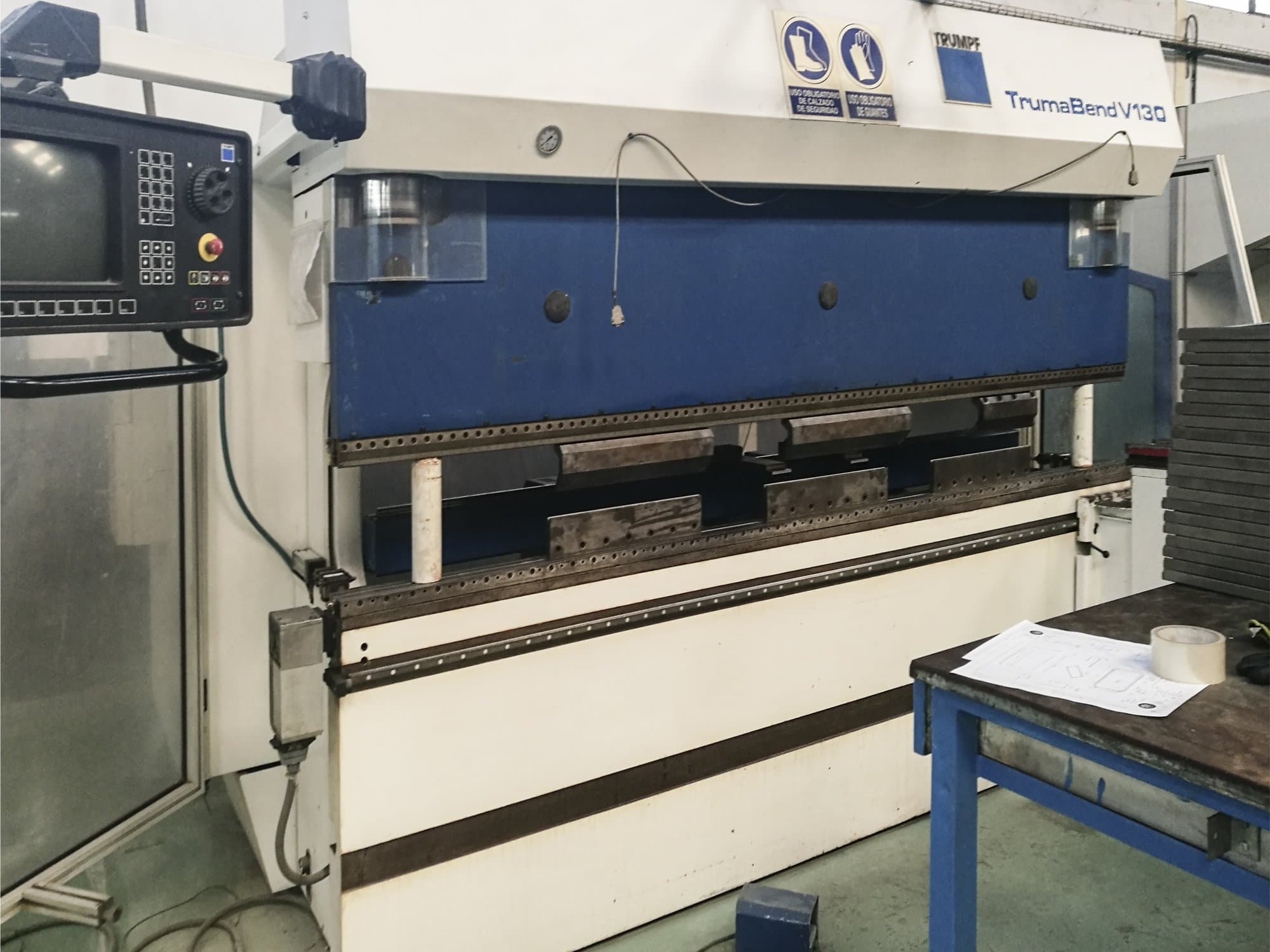 Vista izquierda de la máquina Trumpf TrumaBend V130