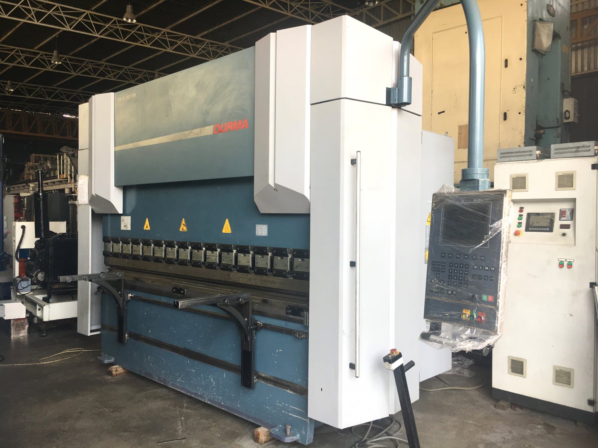 Vista derecha de la máquina Durma AD-S 30100