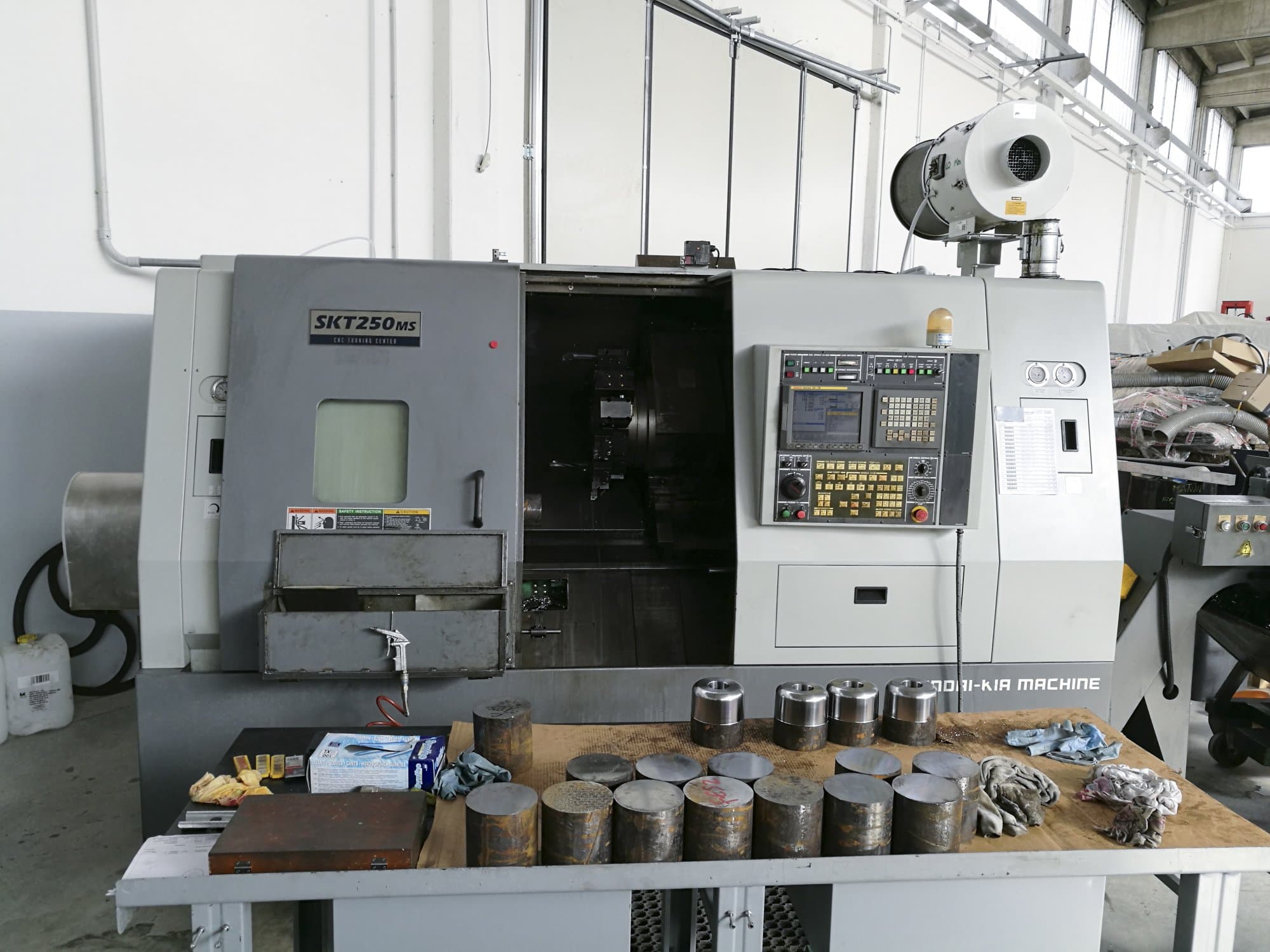 Vista frontal de la máquina Hyundai Kia SKT 250 MS