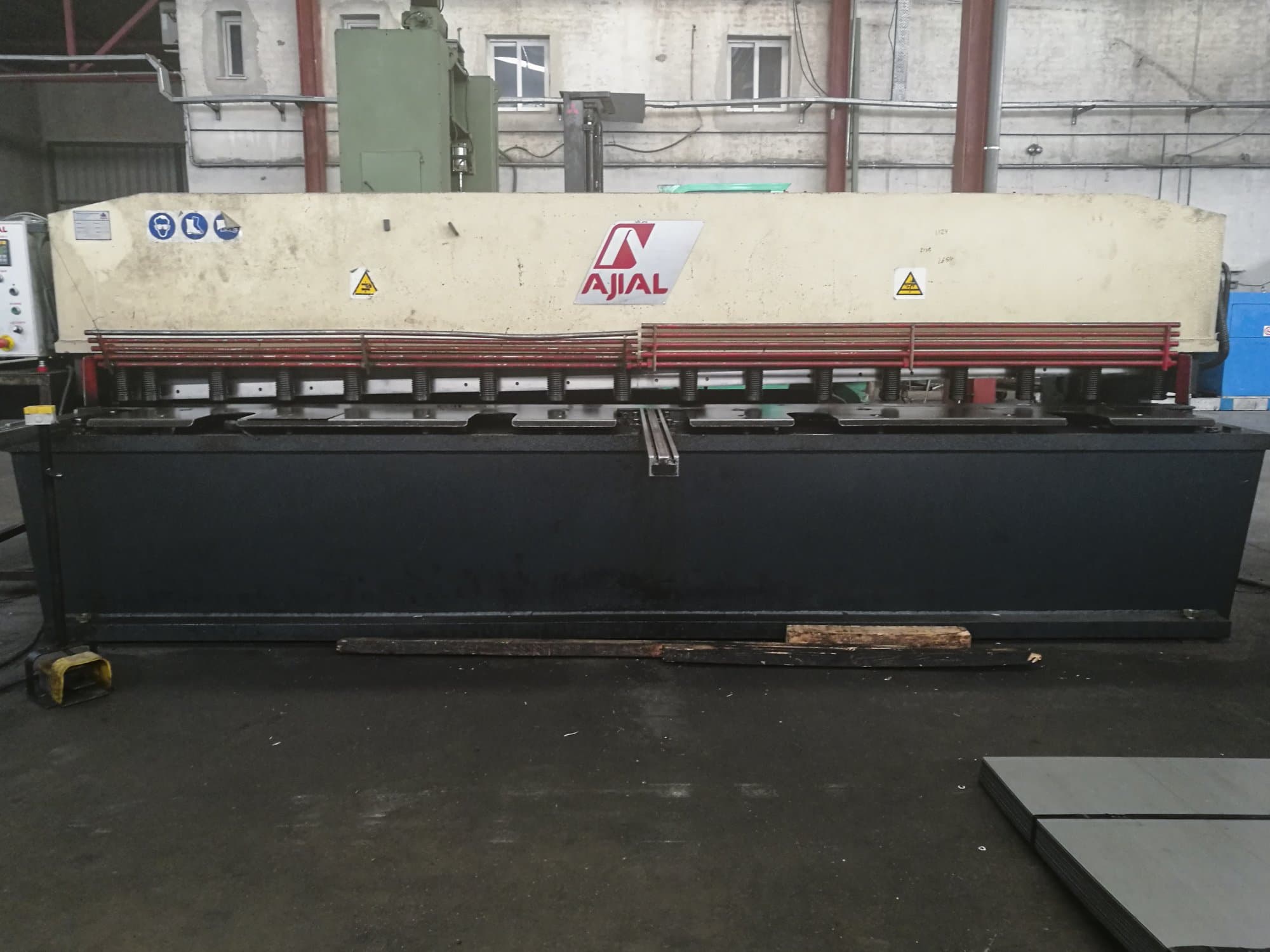 Vista frontal de la máquina Ajial CB-640