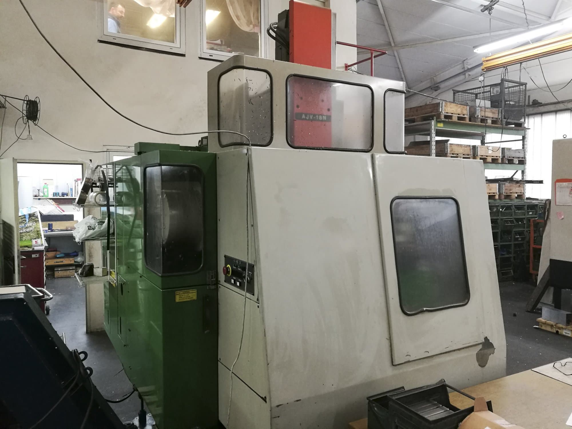 Vista izquierda de la máquina Mazak AJV-18N