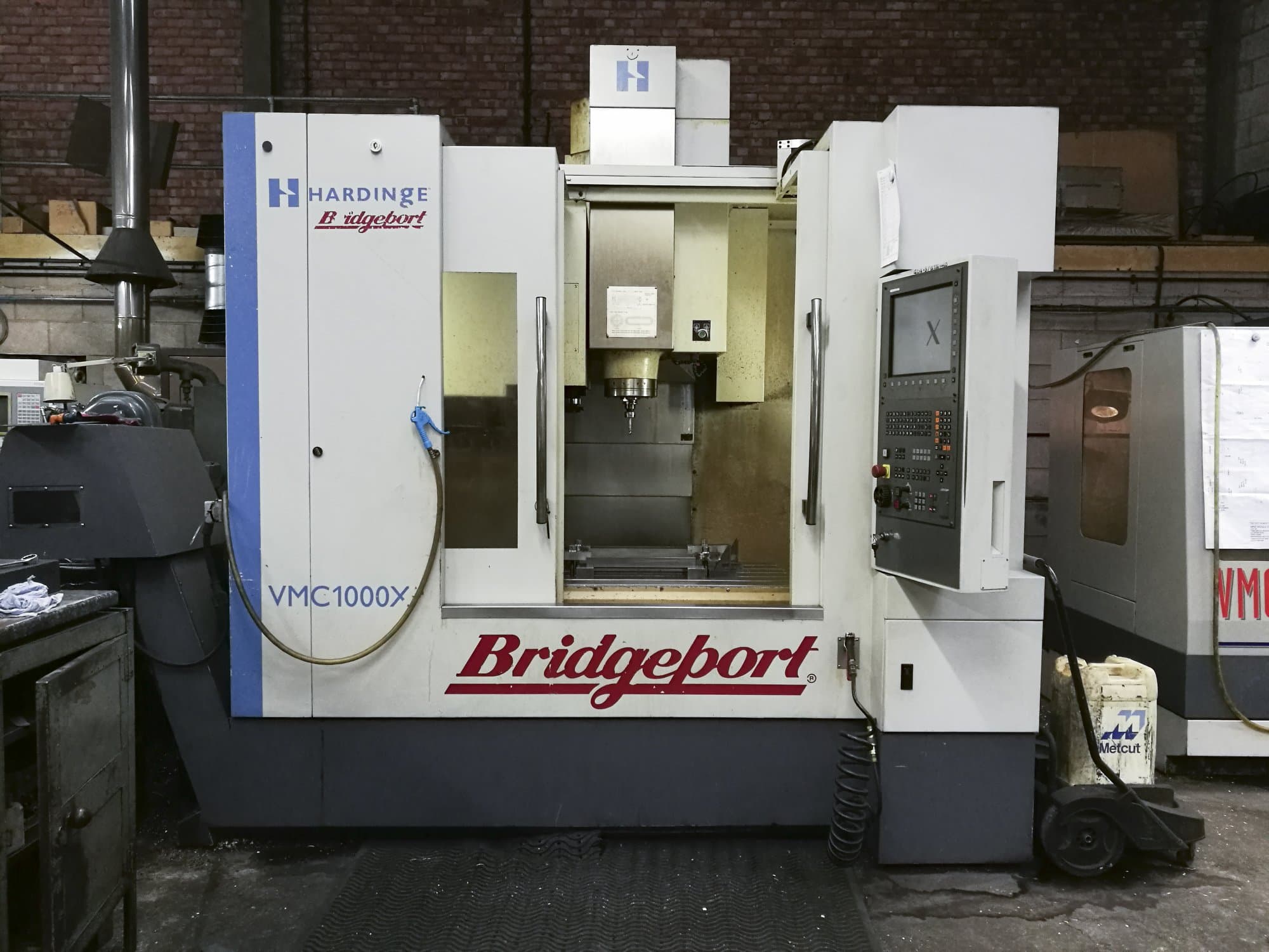 Vista frontal de la máquina Bridgeport VMC XP3-1000