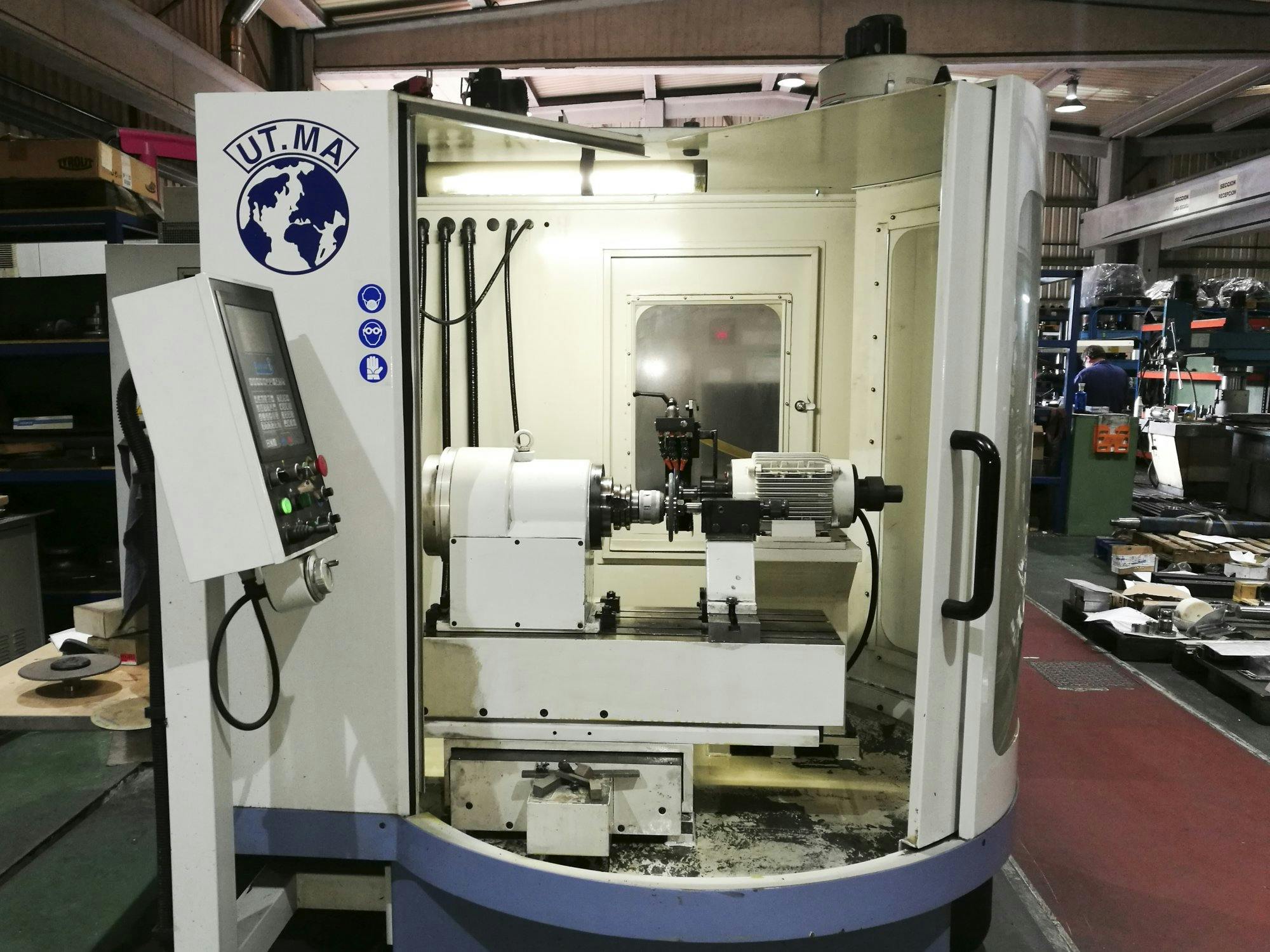 Vista frontal de la máquina UT.MA P20 CNC