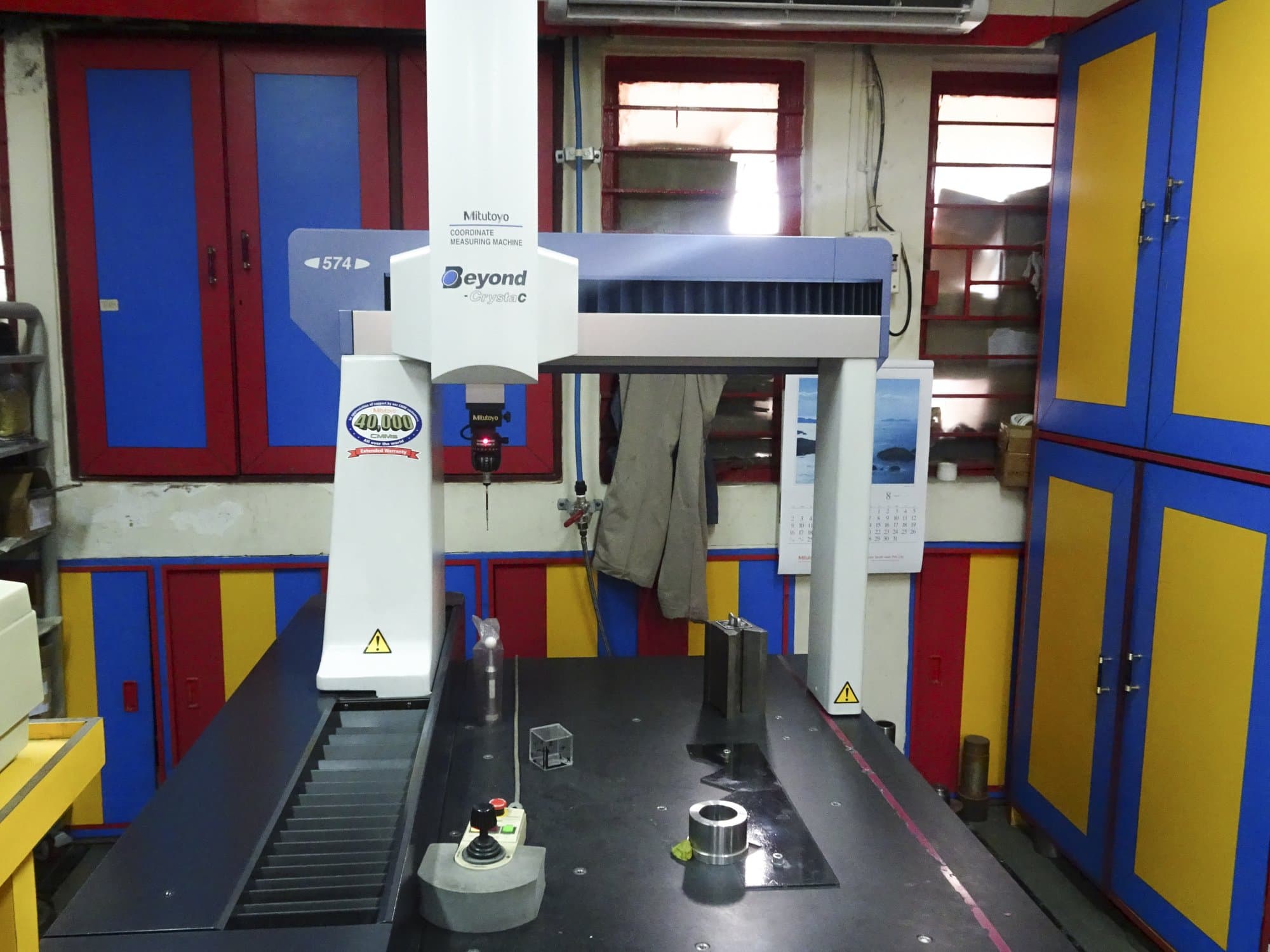 Vista frontal de la máquina Mitutoyo Crysta-Apex C574