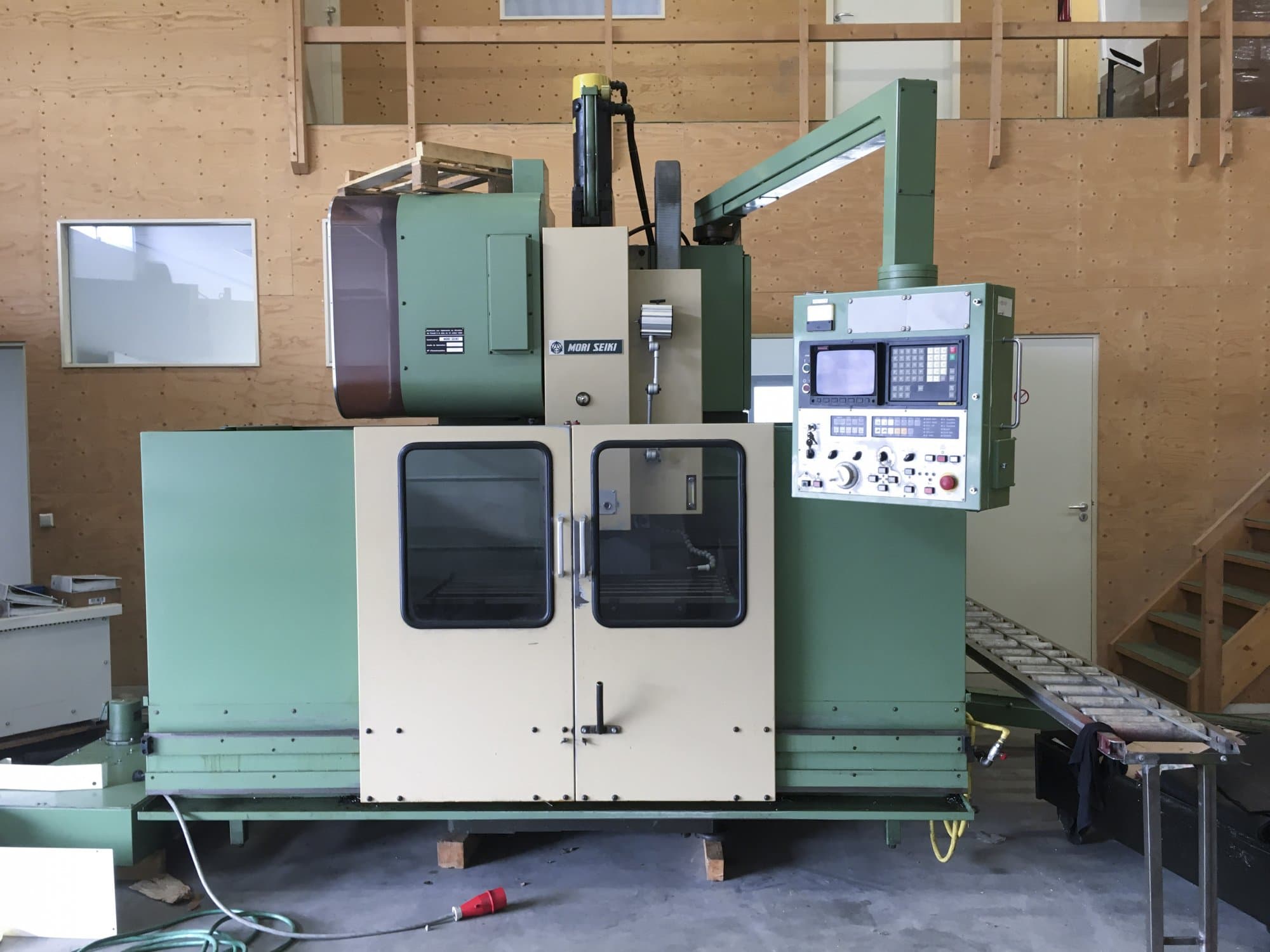 Vista frontal de la máquina MORI SEIKI MV-45/40