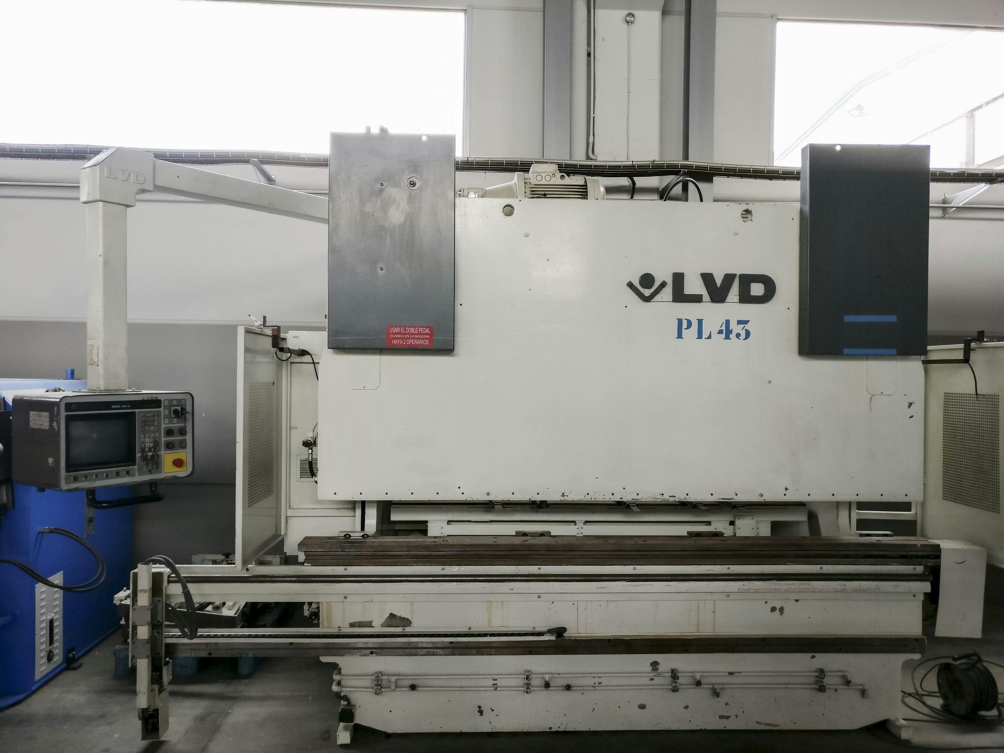 Vista frontal de la máquina LVD PPEB 160-30 MNC 95