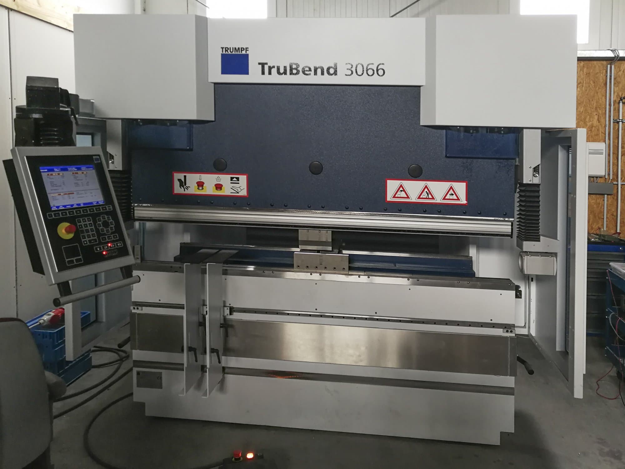 Vista frontal de la máquina Trumpf TruBend 3066