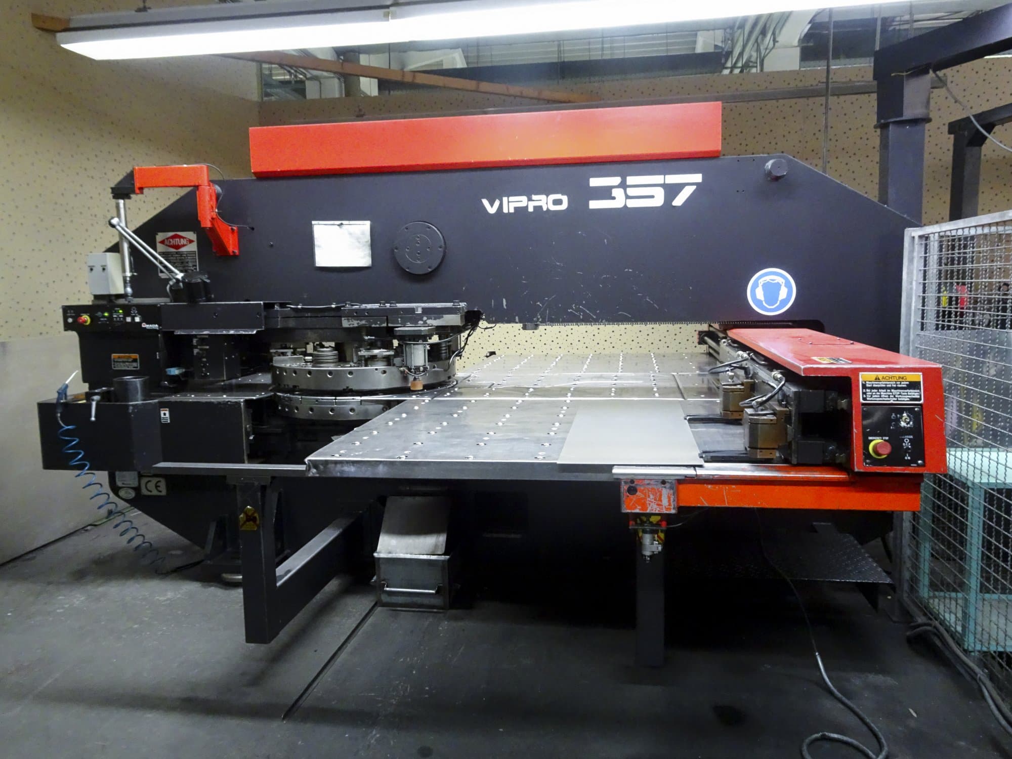Vista frontal de la máquina AMADA Vipros 357