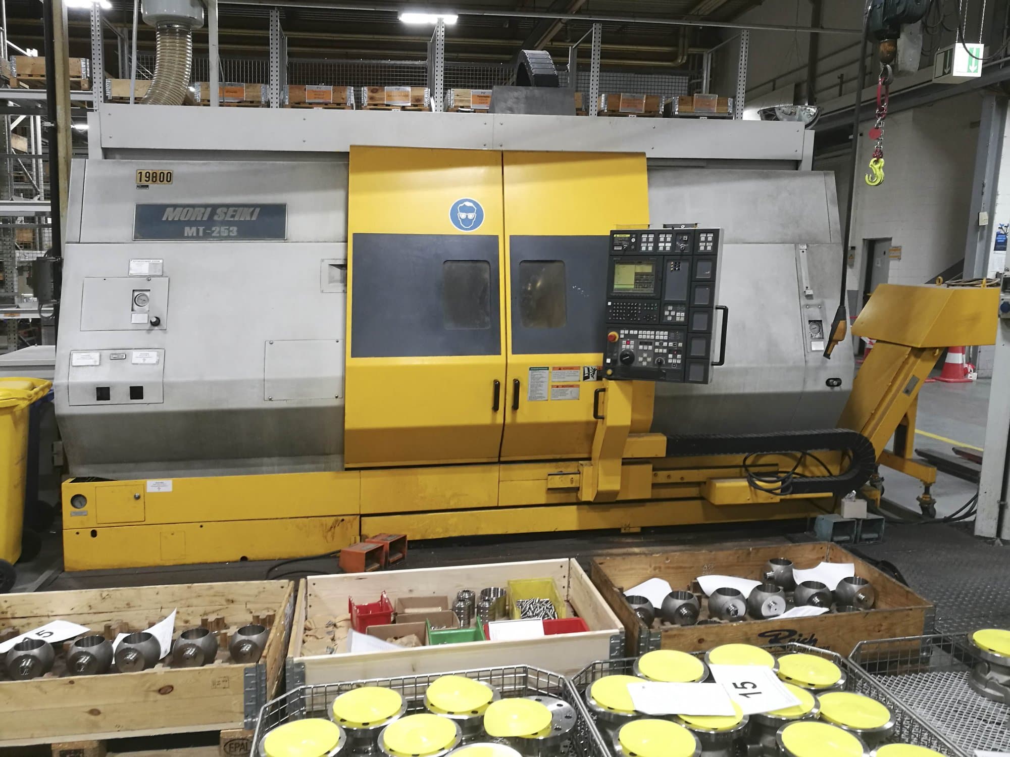 Vista frontal de la máquina MORI SEIKI MT-253/1000