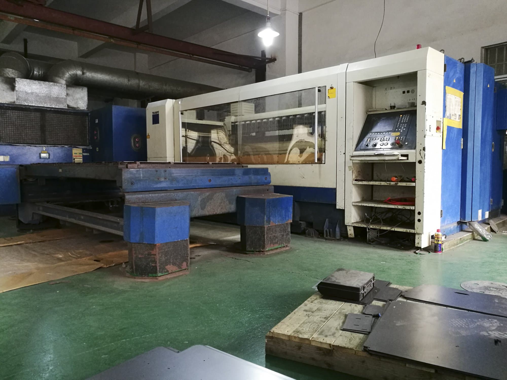 Vista derecha de la máquina Trumpf TruLaser 2525
