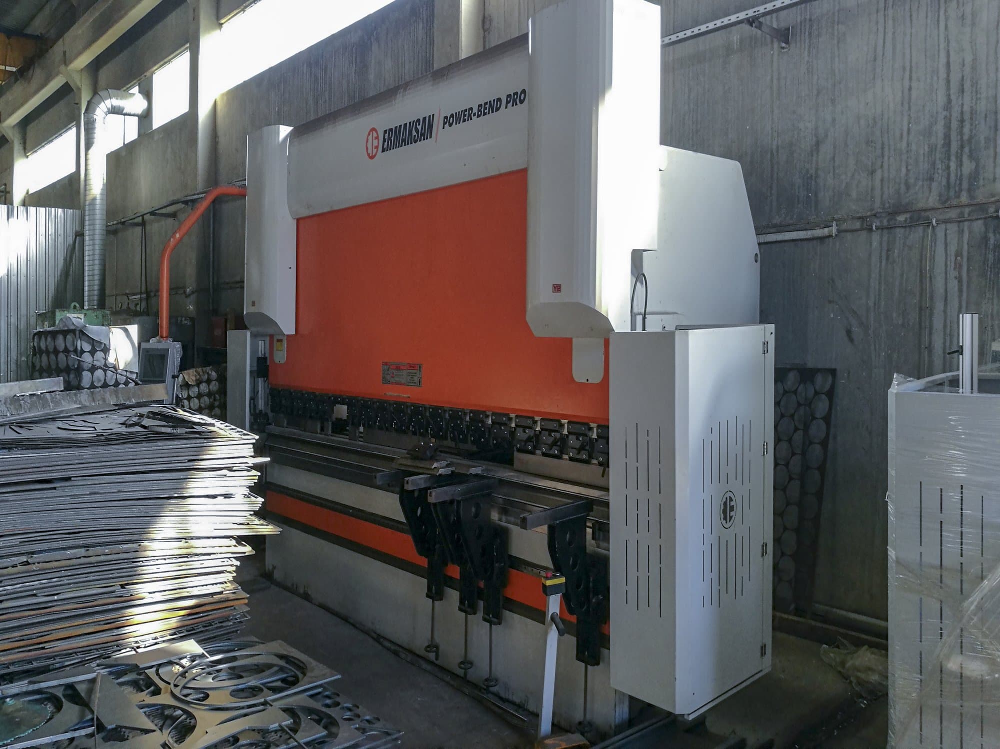 Vista derecha de la máquina ERMAKSAN POWER-BEND PRO
