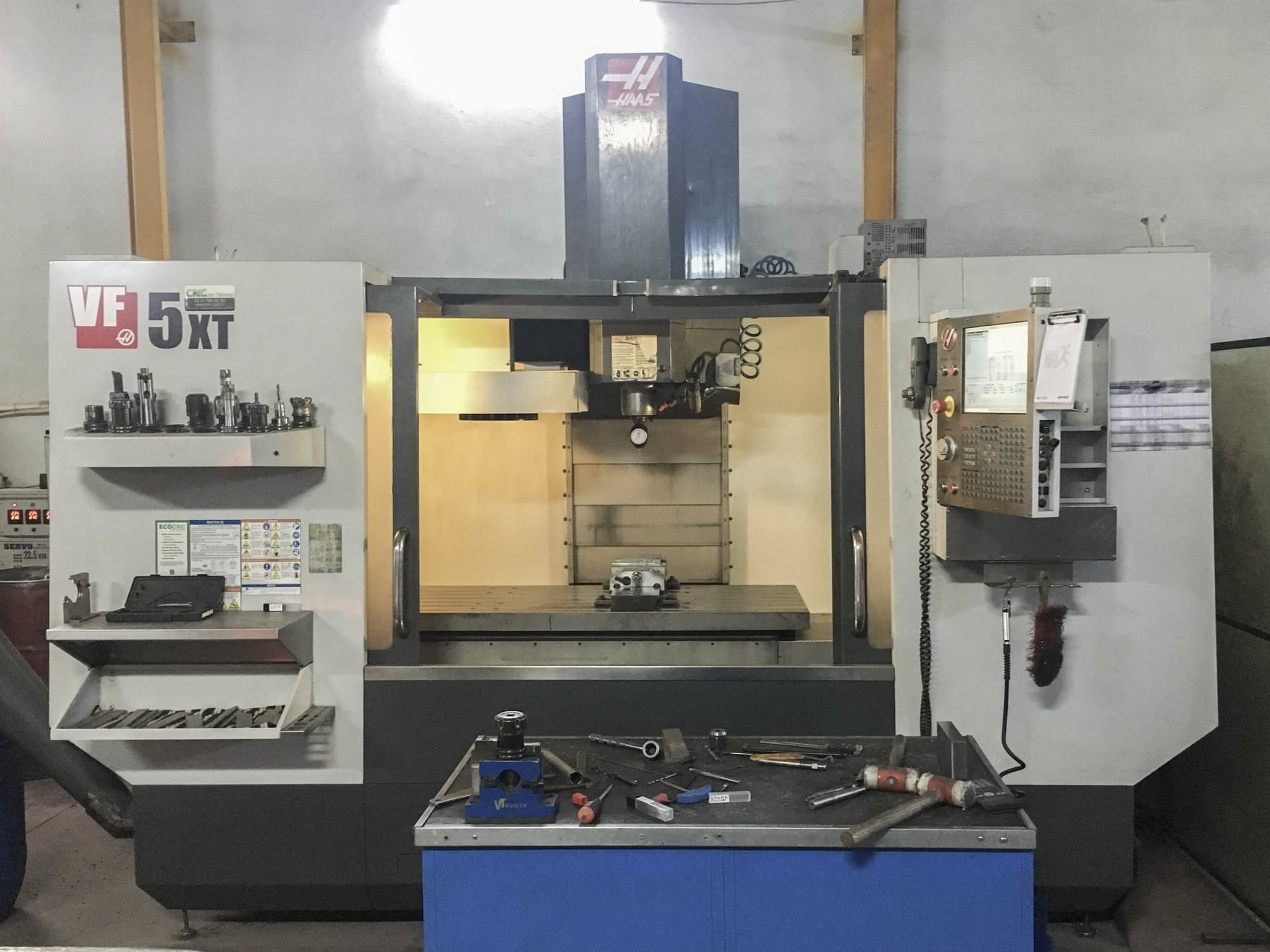 Vista frontal de la máquina HAAS VF-5/40XT