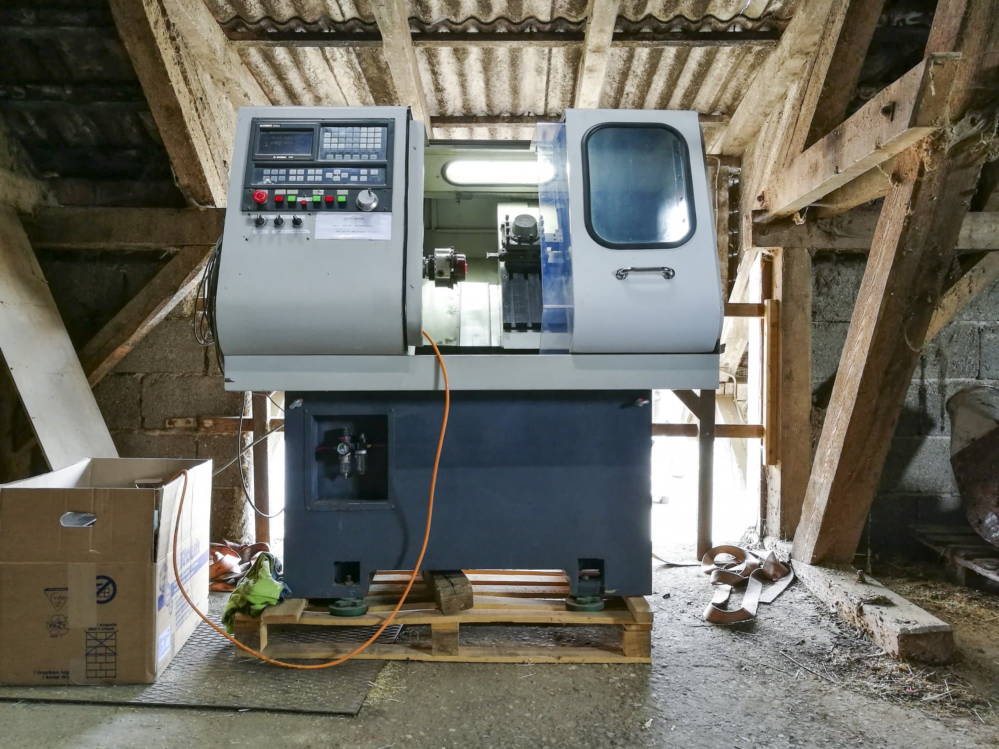 Vista frontal de la máquina OZ-Seals Simploz 6040 CNC