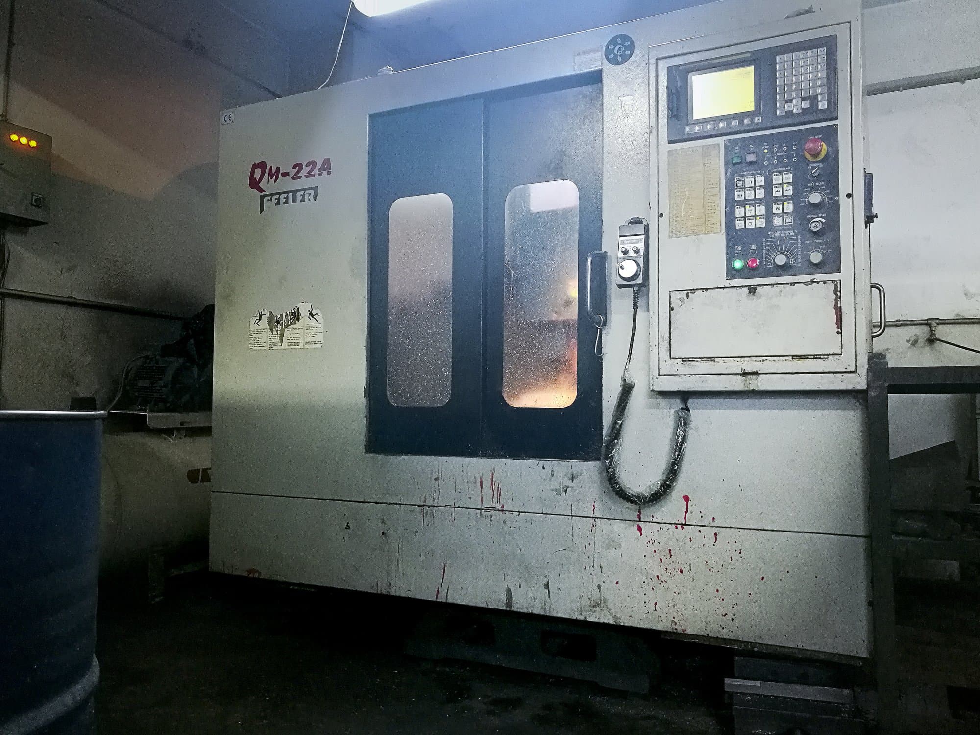 Vista frontal de la máquina Feeler QM-22A