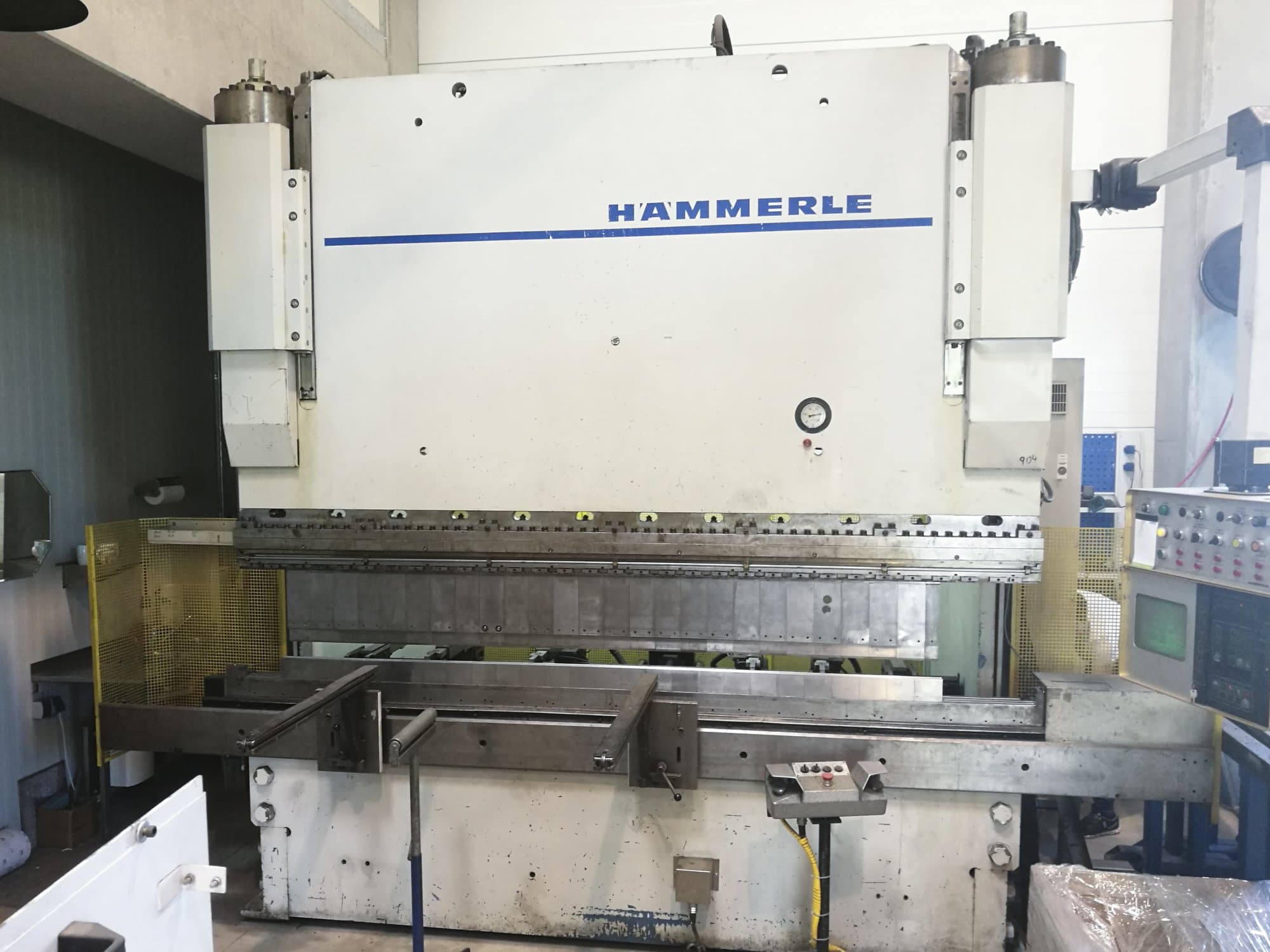 Vista frontal de la máquina HAEMMERLE AP200-3100