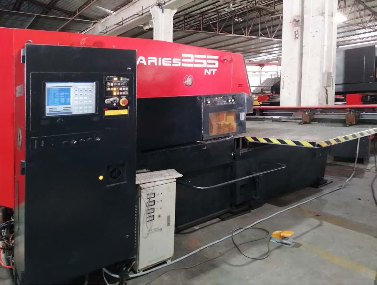 Vista izquierda de la máquina AMADA ARIES 255NT