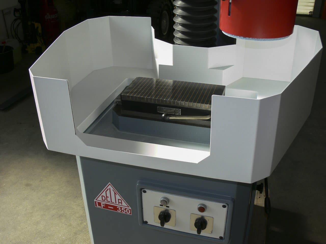 Vista frontal de la máquina DELTA LF-350