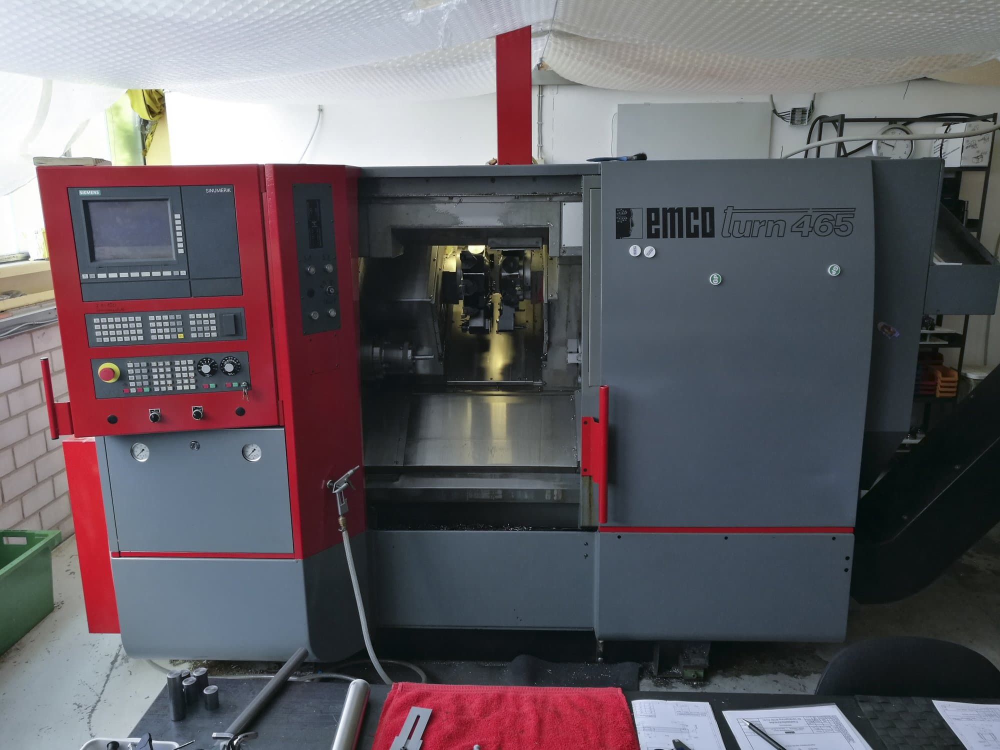 Vista frontal de la máquina EMCO EMCOTURN 465 DS