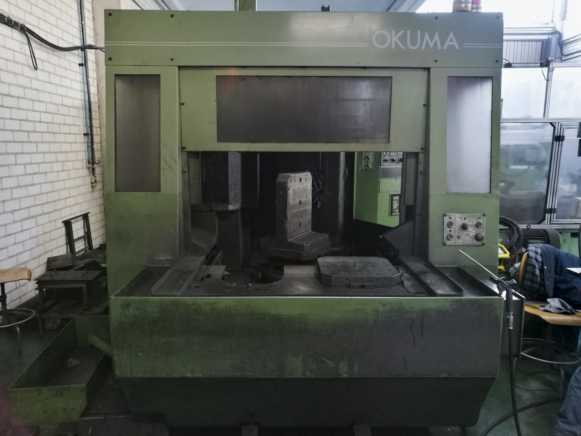 Vista frontal de la máquina Okuma MC-40H