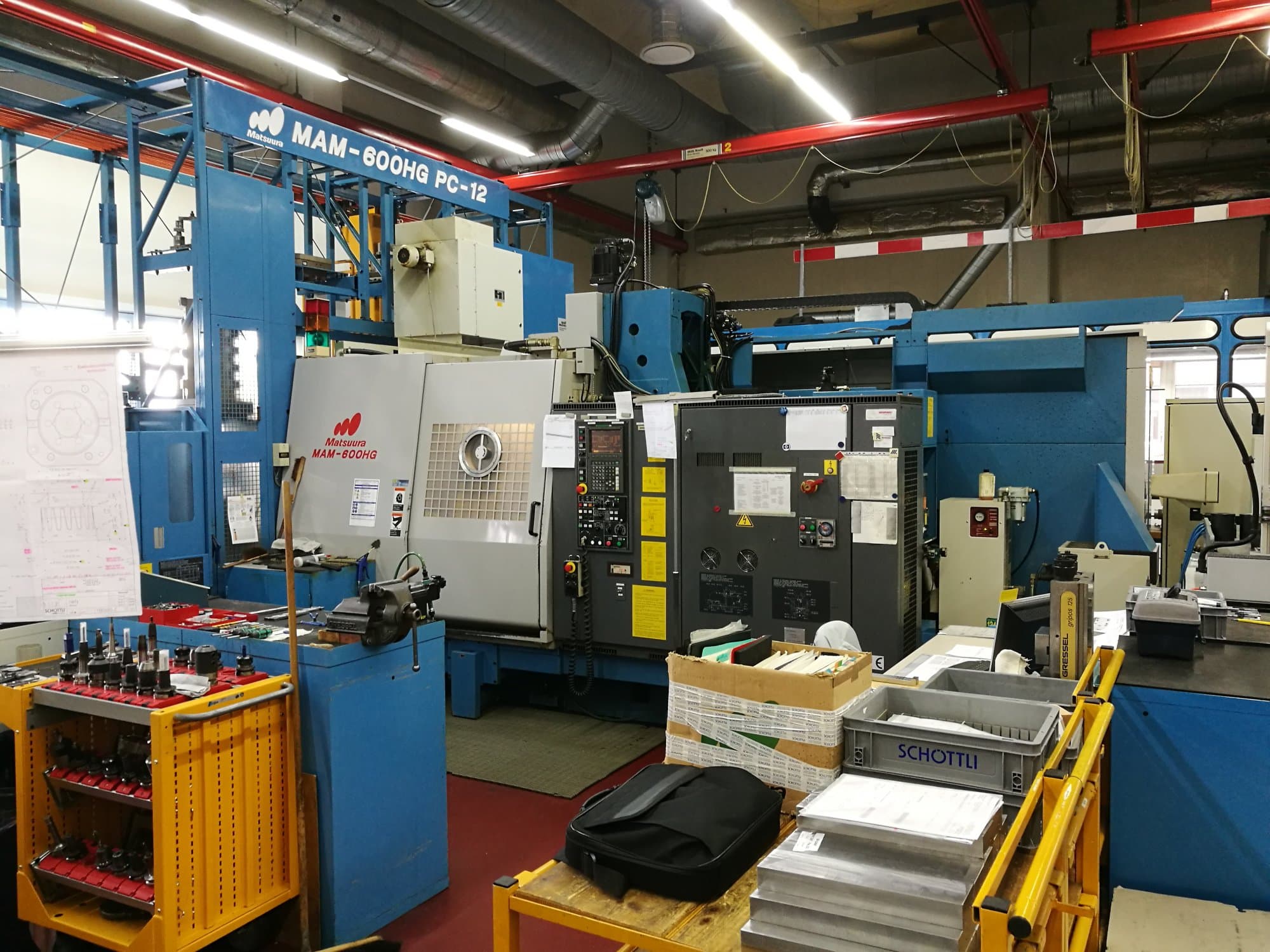 Vista frontal de la máquina Matsuura MAM 600HG PC-12