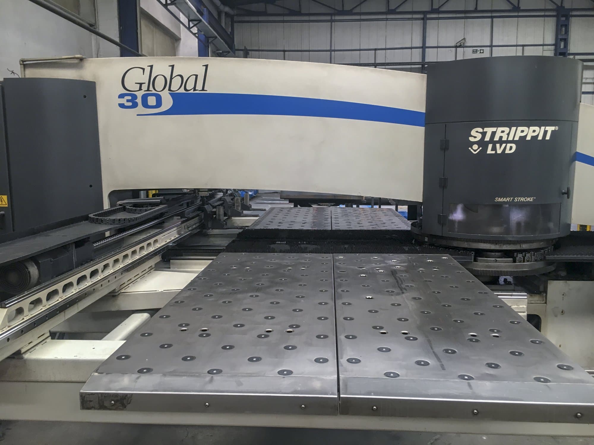 Vista frontal de la máquina LVD STRIPPIT Global 30 1525