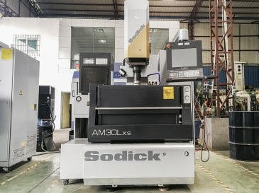 Vista frontal de la máquina Sodick AM30LXS