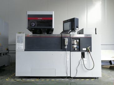Vista frontal de la máquina Mitsubishi Electric FA20S