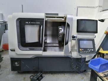 Vista frontal de la máquina DMG MORI NLX 2500/500