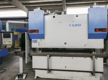 Vista frontal de la máquina LVD PPEB 80/25 CAD-CNC