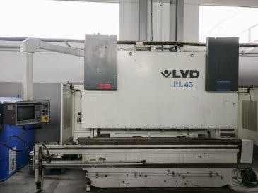 Vista frontal de la máquina LVD PPEB 160-30 MNC 95
