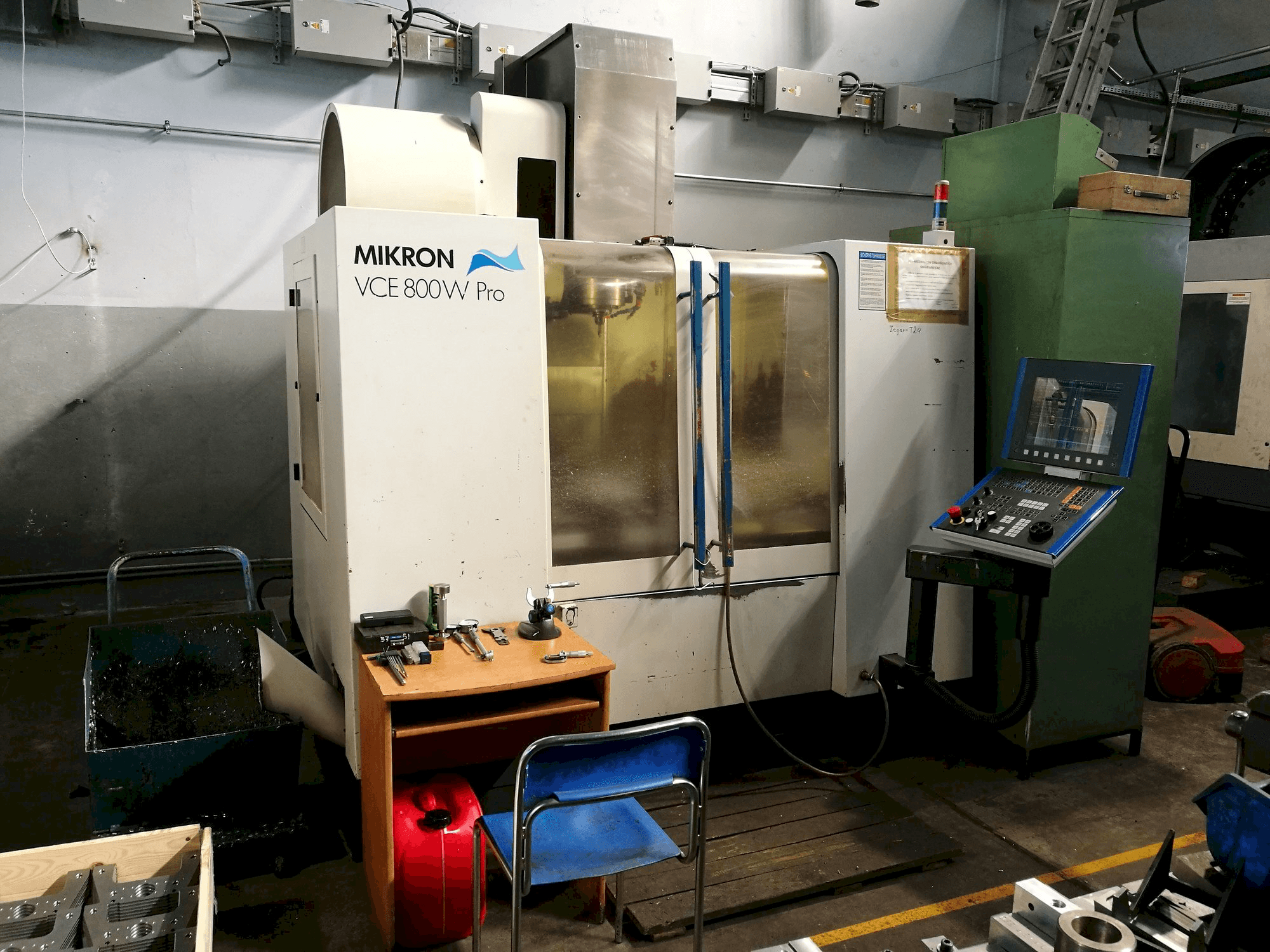 Vista frontal de la máquina MIKRON VCE 800W Pro