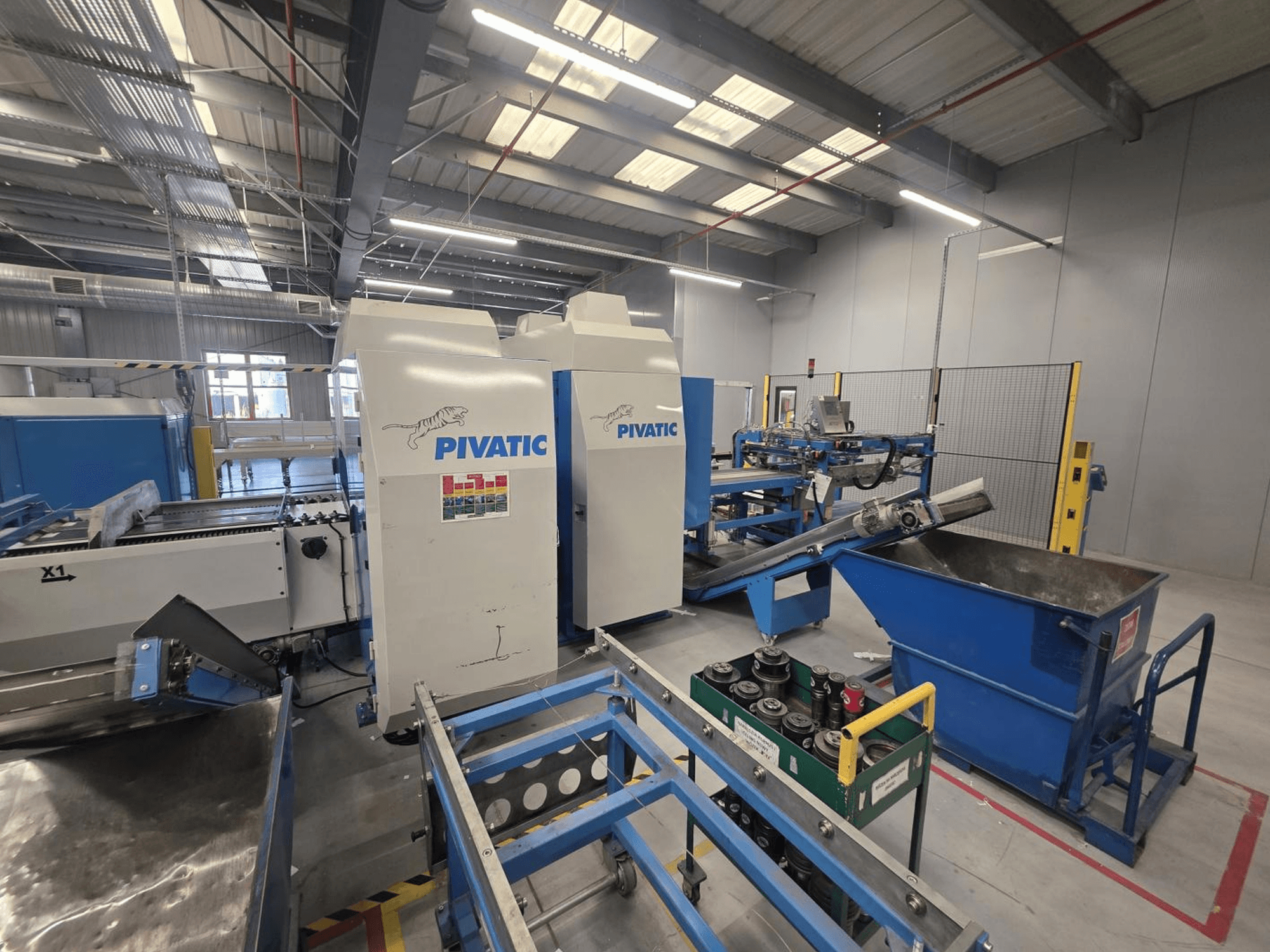 Punzonadora CNC Pivatic PCC80-e TT HT, vista frontal que muestra la configuración operativa, la cinta transportadora y el contenedor de residuos.