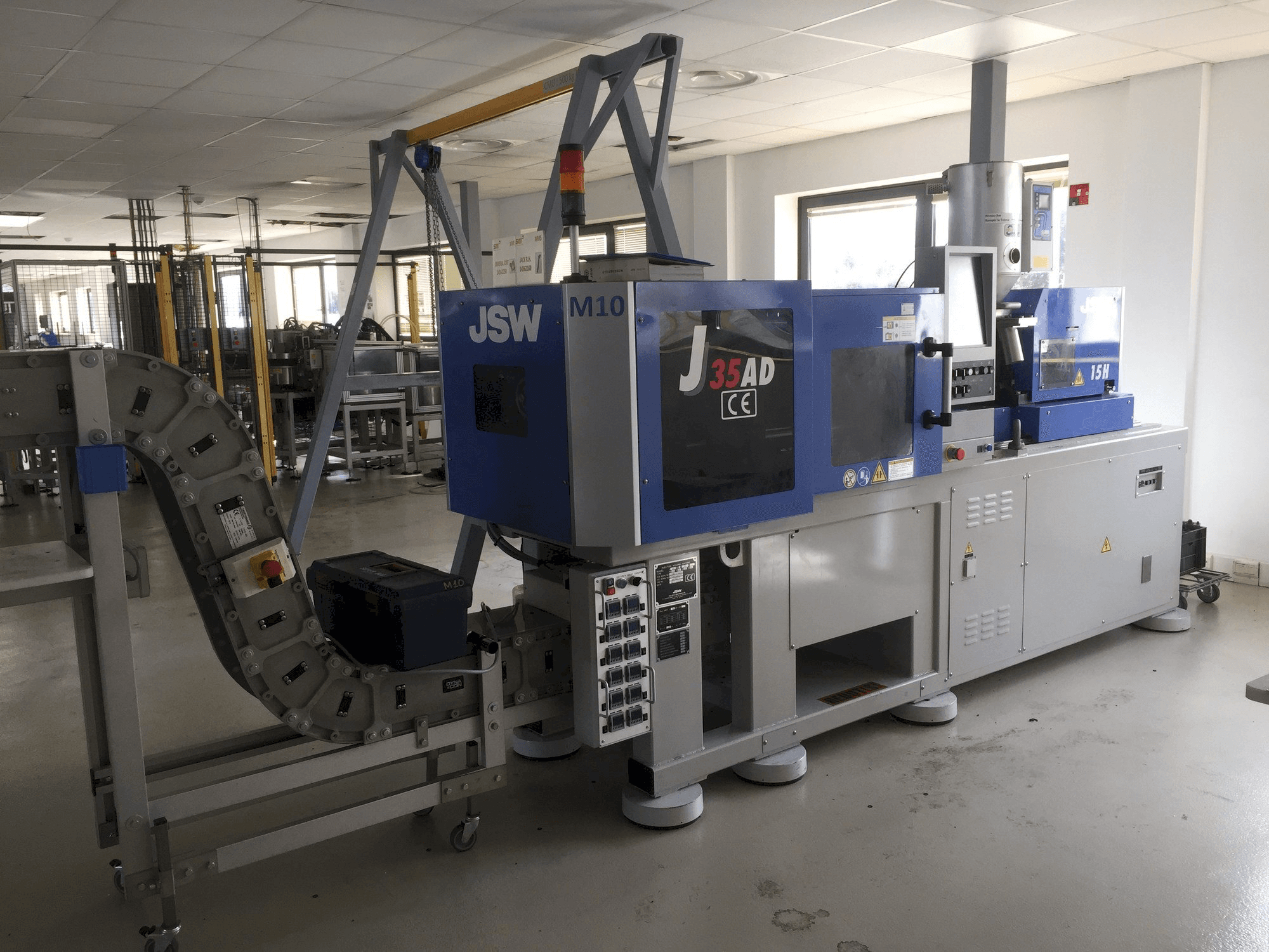 Vista frontal de la máquina JSW J 35 AD 15 H