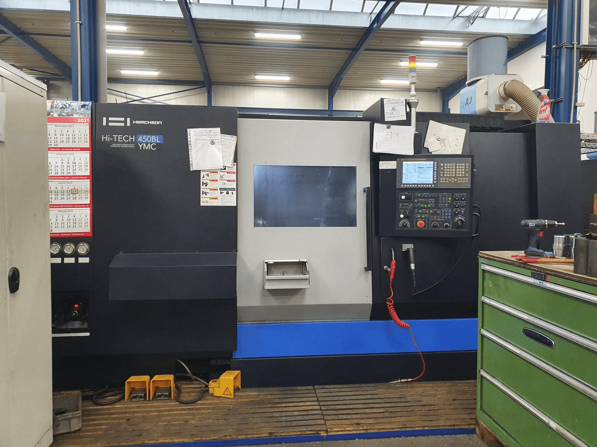 Vista frontal de la máquina HWACHEON HI-TECH 450BL YMC
