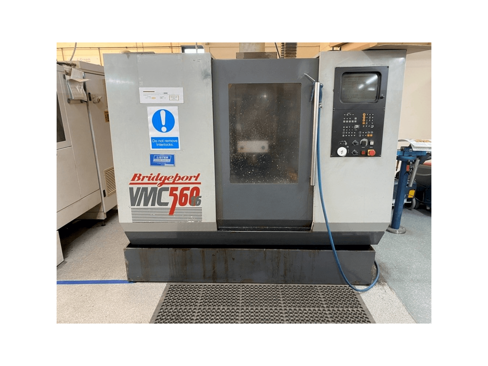 Vista frontal de la máquina Bridgeport VMC 560/16