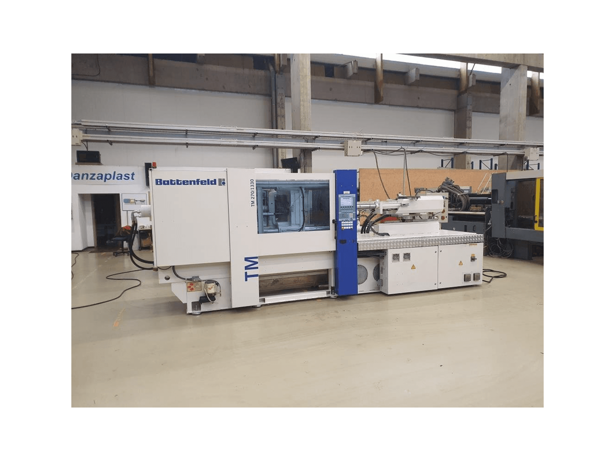 Vista frontal de la máquina Battenfeld TM 2700 / 1330 B4