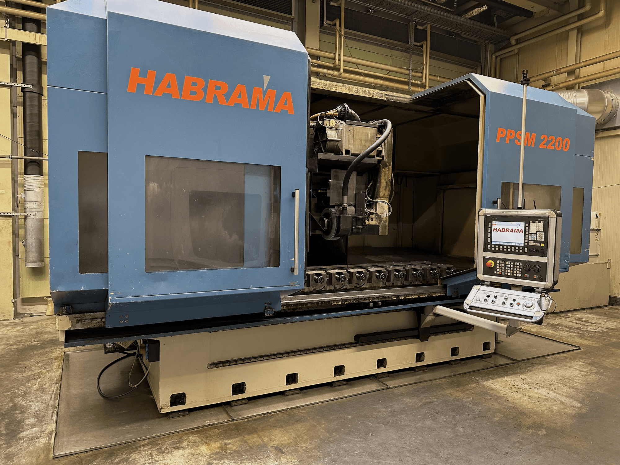 Fresadora Habraman PPSM 2200, vista frontal, con panel de control y portaherramientas visible con múltiples ranuras de sujeción.
