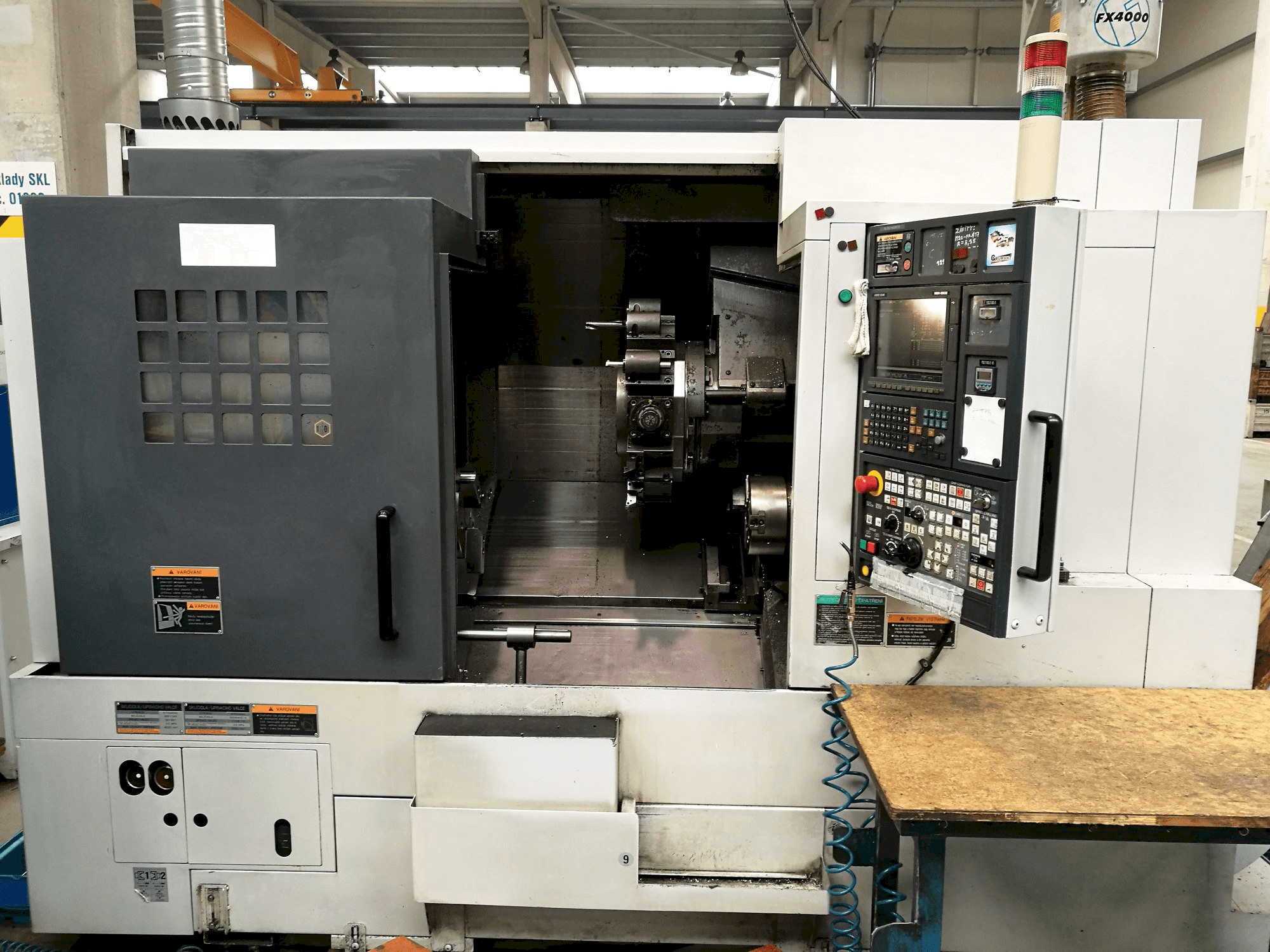 Vista frontal de la máquina MORI SEIKI NL 2500 SY/700