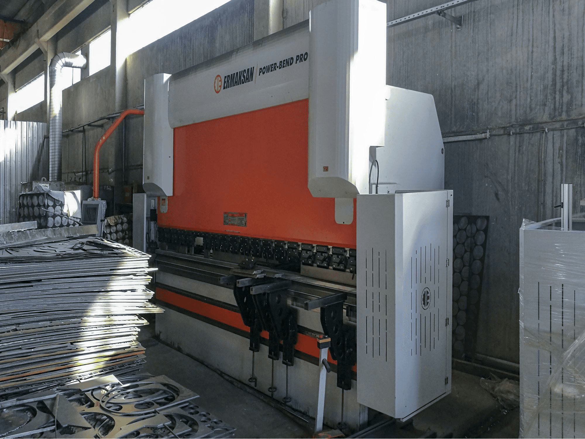 Vista derecha de la máquina ERMAKSAN POWER-BEND PRO