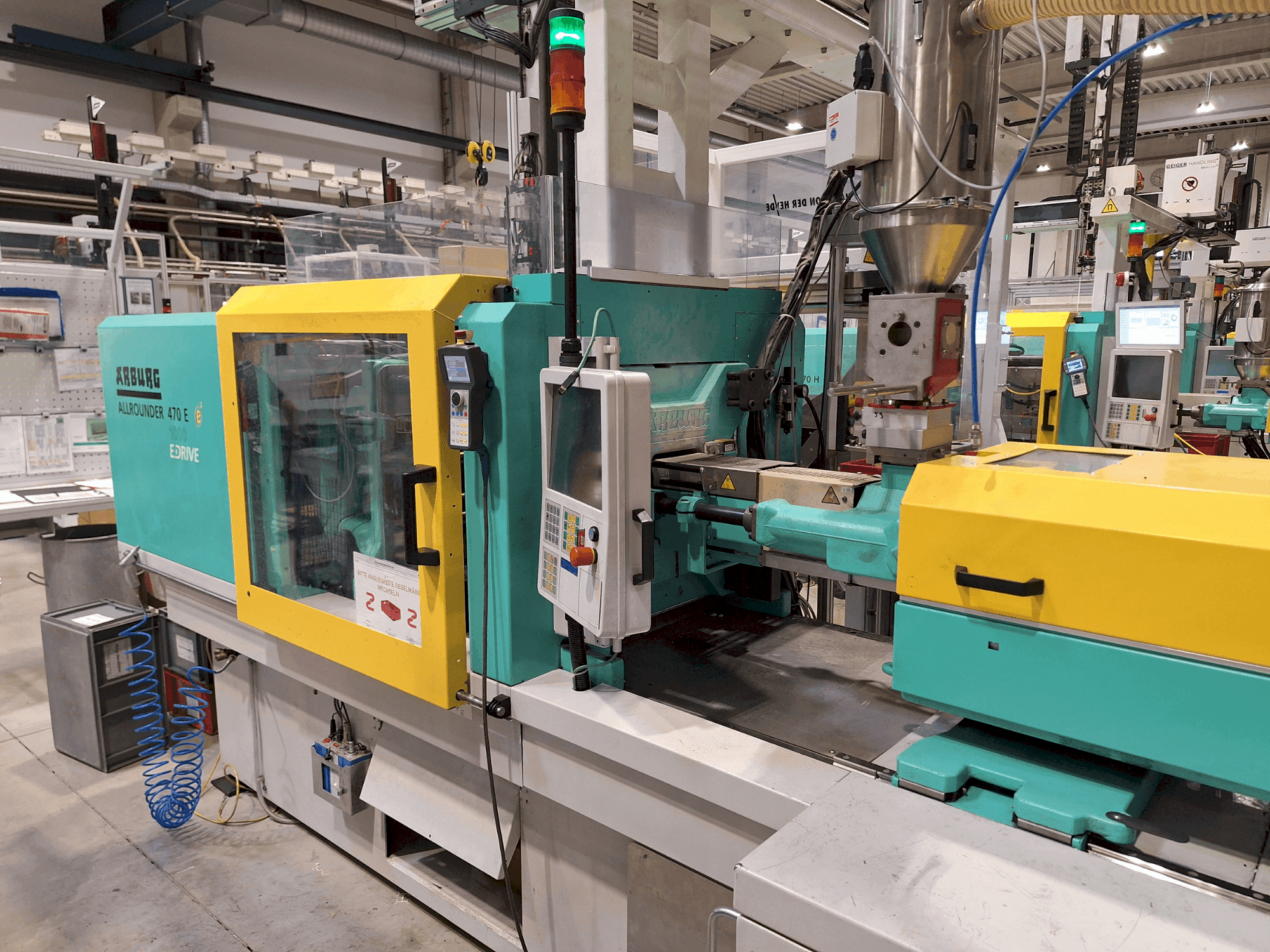 Vista frontal de la máquina Arburg 470 E 1000-700 (2011)