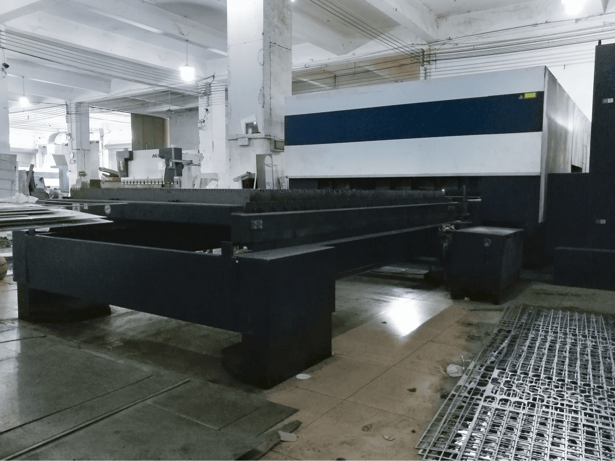 Mesa de trabajo vista derecha de la máquina Trumpf TruLaser 3030